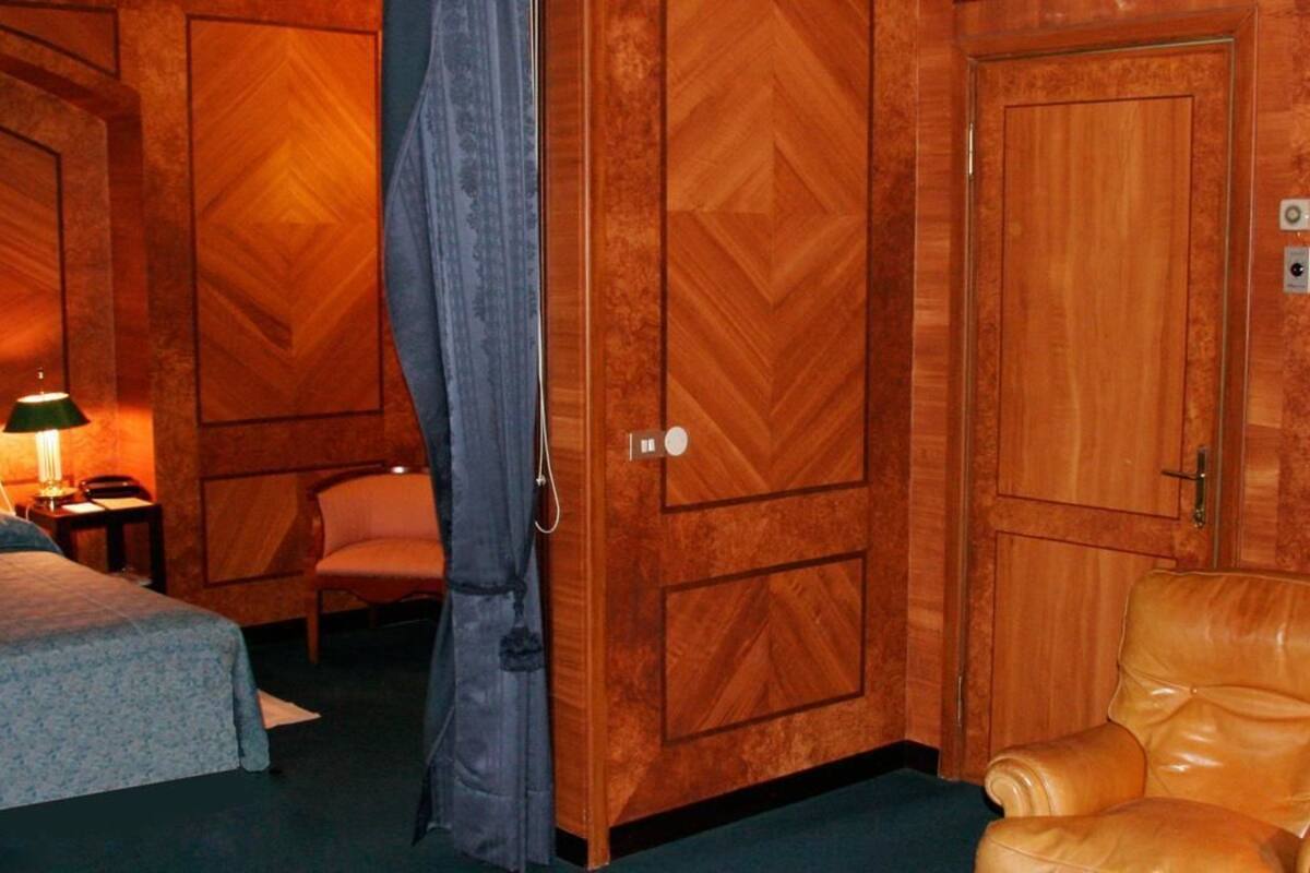Junior Studio Suite, 1 Queen Bed | Minibar, in-room safe, desk, cribs (surcharge)