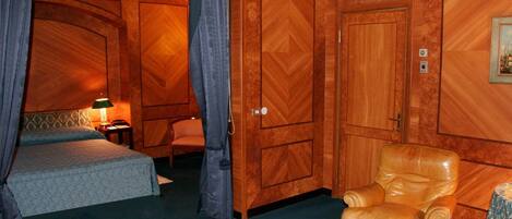 Suite Studio Junior, 1 grand lit | Minibar, coffres-forts dans les chambres, bureau