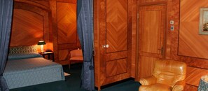 Junior Studio Suite, 1 Queen Bed | Minibar, in-room safe, desk, cribs/infant beds - Hotel Villa Ottoboni (Pordenone)