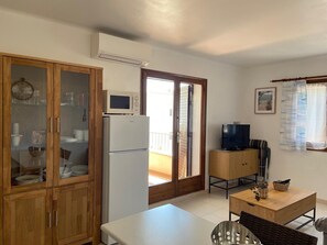 Kühlschrank, Mikrowelle, Wasserkocher mit Kaffee-/Teezubehör