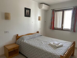 2 bedrooms, iron/ironing board, WiFi