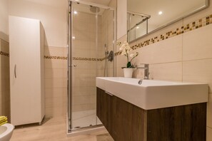 Ducha, secador de pelo, bidet