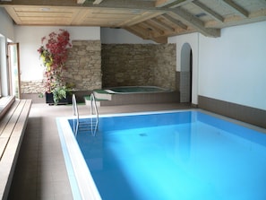 Una piscina cubierta