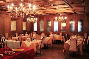 Se sirven desayunos, almuerzos, cenas y cocina local