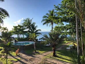 Vista frontal de la propiedad