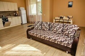 Departamento, 2 habitaciones (Summer) | Escritorio, tabla de planchar con plancha, camas extra y wifi gratis 