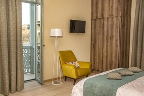 Quarto casal júnior, 1 cama Queen, para não fumantes | Camas com colchões de espuma com sistema de memória, escrivaninha