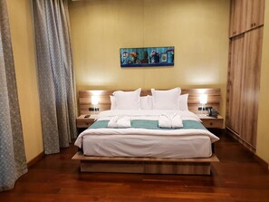 ジュニア ダブルルーム クイーンベッド 1 台 禁煙 | 低反発ベッド、デスク、防音設備、WiFi (無料)