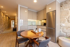 Dining - High Classe One Bedroom Apt for 3 - River View 2 (Vila Nova de Gaia)