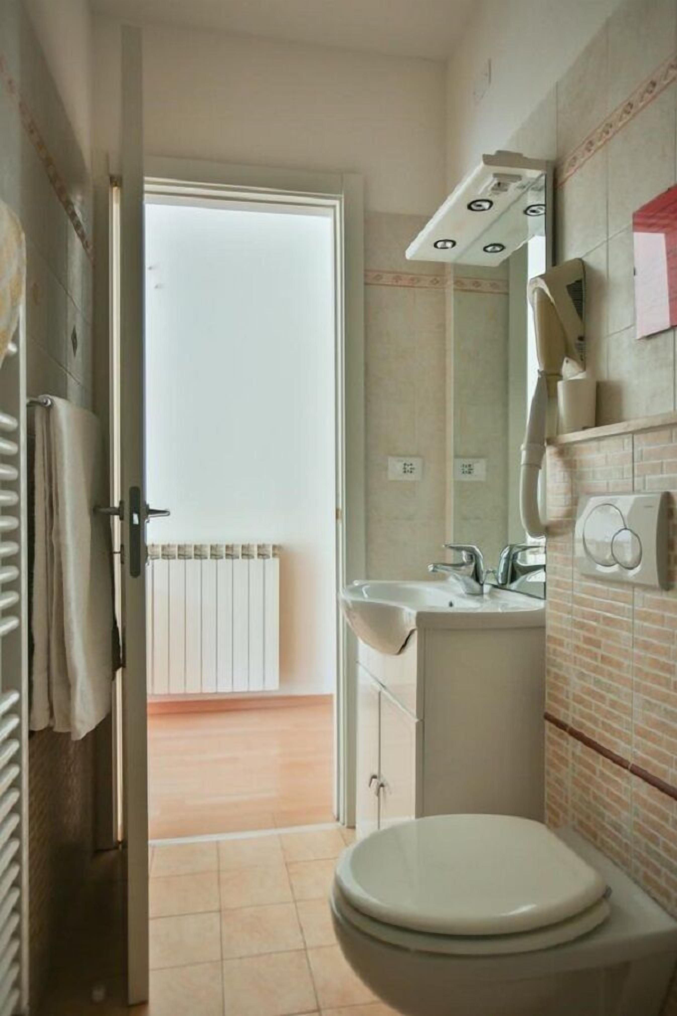 Doppia Superior, angolo cottura (Gialla) | Bagno | Doccia, soffione a pioggia, asciugamani