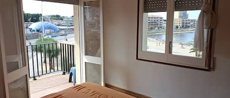 1 bedroom, bed sheets