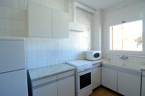 Kjøleskap, mikrobølgeovn, kaffetrakter/tekoker og kjøkkenutstyr