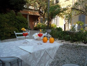 Outdoor dining - FeWo Luino Loft: Historic Charm, 100m to Lake & Swiss Gateway. (Luino)