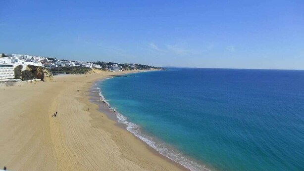 A beach with a clear view of the ocean and a building on the left. - Albufeira, Ocean terrace (22) (Albufeira)