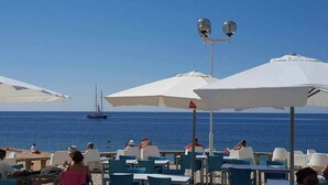 A beachside café with outdoor seating and umbrellas, overlooking the sea. - Albufeira, Ocean terrace (22) (Albufeira)