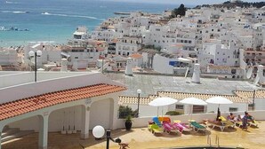 A rooftop pool with a view of the sea and white buildings. - Albufeira, Ocean terrace (22) (Albufeira)
