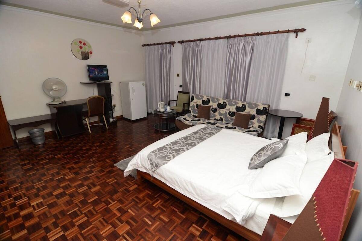In-room safe, desk, laptop workspace, free WiFi