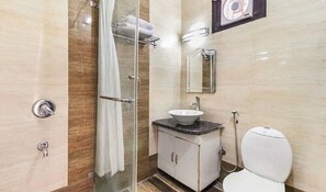Rainfall showerhead, free toiletries, hair dryer, slippers