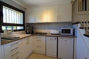 Fridge, microwave, dishwasher, coffee/tea maker - ATENES 12 (Estartit)