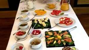 بوفيه فطور مجانًا يوميًا