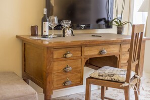 Deluxe Double Room, Non Smoking, Private Bathroom | Room amenity