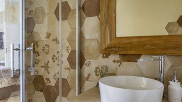 Dusche, Regendusche, kostenlose Toilettenartikel, Haartrockner