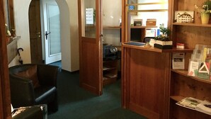 Unclassified image, 5 of 19, button - Hotel zum Kreuz (Suhr)