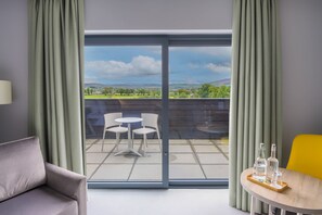 Deluxe Guestroom | Terrace/patio