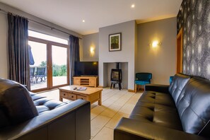 Alpehytte – deluxe, 5 soverom, utsikt mot høyde, ved fjell | Oppholdsområde | En 32-tommers LED-TV med digitale kanaler samt TV