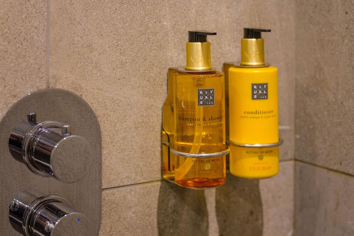 combined shower/bathtub, bathrobes, slippers, towels