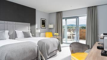 Deluxe Guestroom | 1 bedroom, in-room safe, blackout curtains, soundproofing