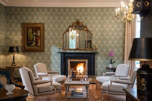 Castle | Oppholdsområde | En 32-tommers LED-TV med digitale kanaler samt TV