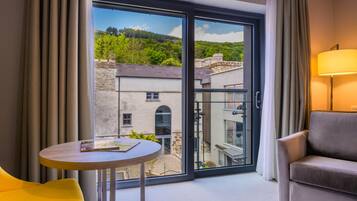 Superior Guestroom | 1 bedroom, in-room safe, blackout curtains, soundproofing