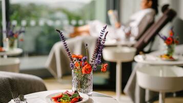 Couples treatment room(s), sauna, hot tub, steam room, body treatments