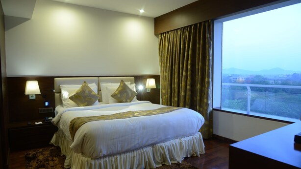 Executive Suite, 1 King Bed, Non Smoking | Iron/ironing board, WiFi (free), bed sheets - Hotel Alcor (Golmuri)