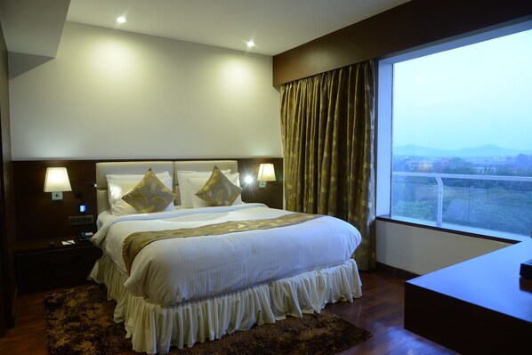 Executive Suite, 1 King Bed, Non Smoking | Iron/ironing board, free WiFi, bed sheets - Hotel Alcor (Golmuri)