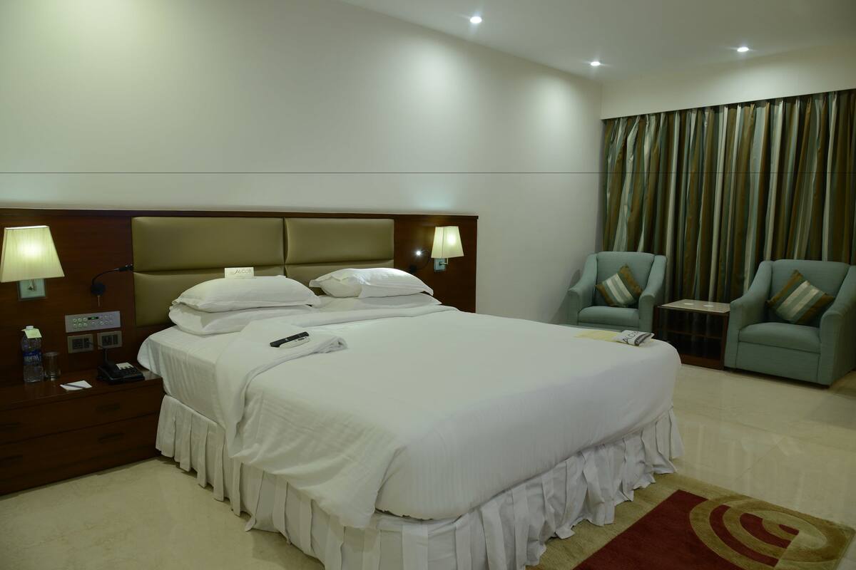 Club Double Room, 1 King Bed, Non Smoking | Iron/ironing board, WiFi (free), bed sheets