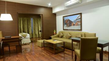 Executive Suite, 1 King Bed, Non Smoking | Living area