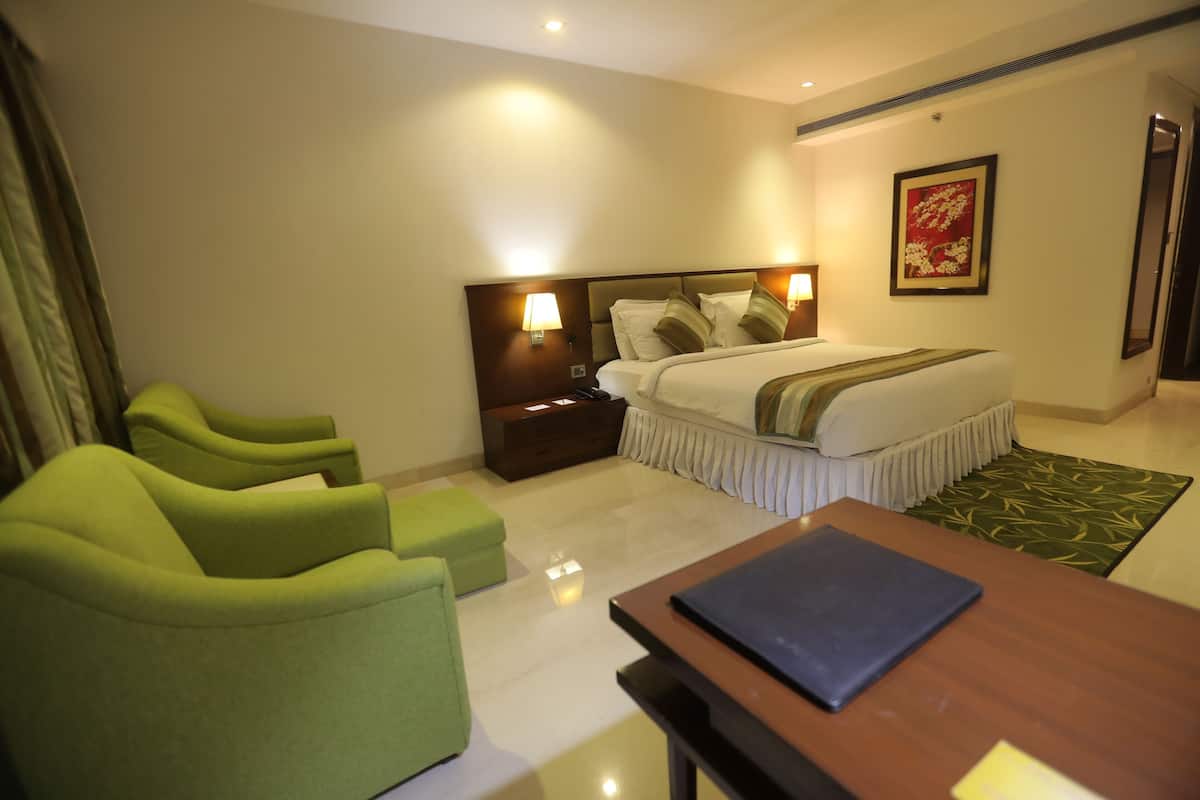 Club Room Queen Bed Single | Iron/ironing board, WiFi (free), bed sheets