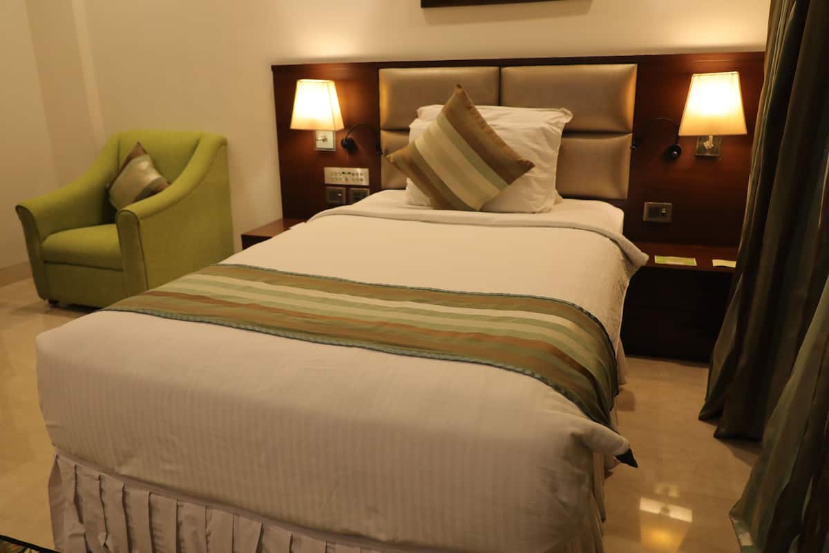 Iron/ironing board, WiFi (free), bed sheets