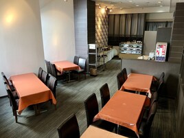 Desayuno buffet diario (JPY 800 por persona)