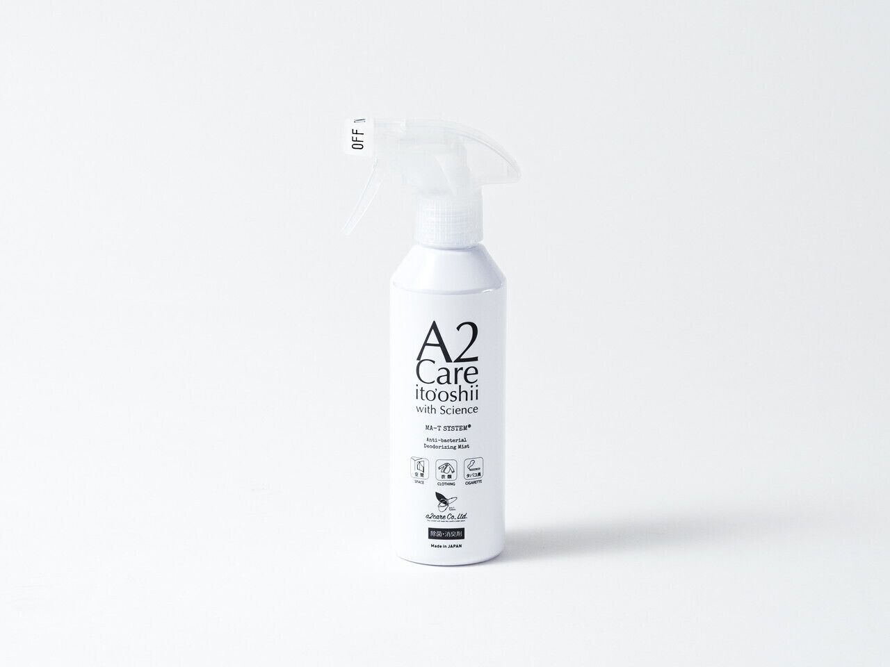 Une bouteille blanche portant l’étiquette « A2 Care » et munie d’un embout pulvérisateur, ce qui indique qu’il s’agit d’un spray désodorisant.