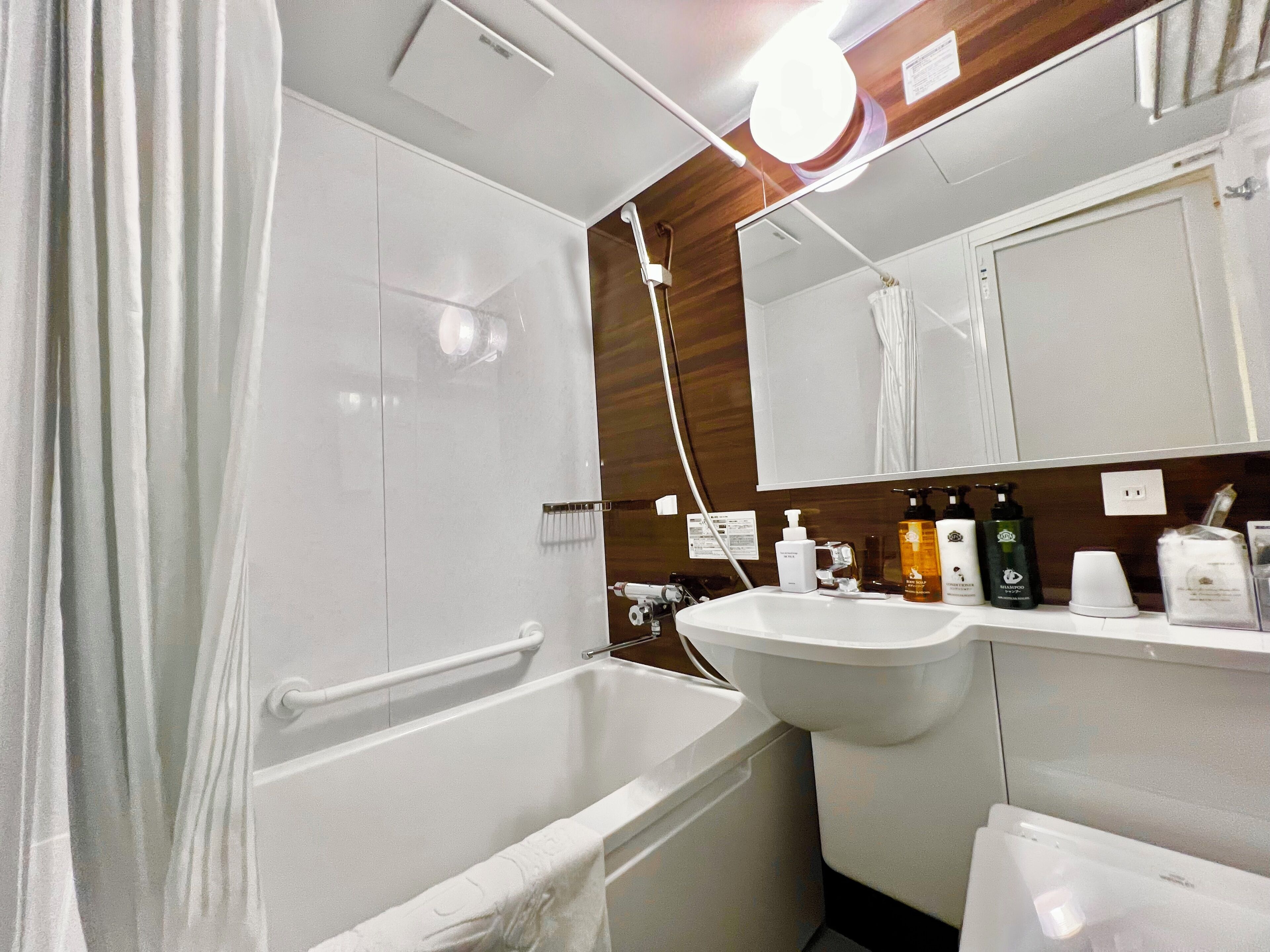 Duschwanne, kostenlose Toilettenartikel, Haartrockner, Hausschuhe