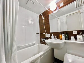 Een bad/douchecombinatie, gratis toiletartikelen, een haardroger