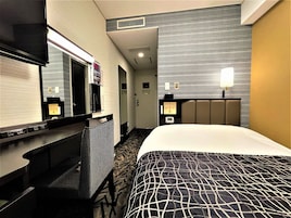 Escritorio, cortinas blackout, wifi gratis y ropa de cama 