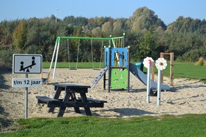 Children's area - Chalet Irene (67): a cozy chalet with lots of privacy near the beach (Serooskerke)