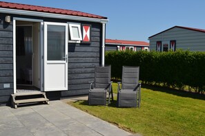 Exterior - Chalet Irene (67): a cozy chalet with lots of privacy near the beach (Serooskerke)