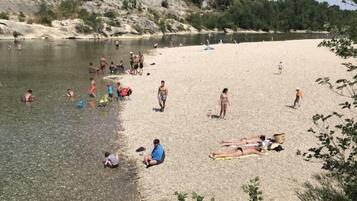 Chaises longues, serviettes de plage