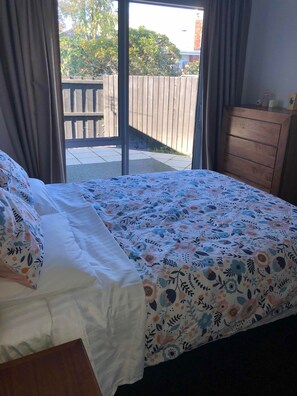 5 bedrooms, Egyptian cotton sheets, premium bedding, desk - Memorial Holiday Home (Christchurch)