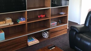 Hus, 5 soverom (2 King, 2 Queen, 1 Tri-Bunk) | Oppholdsområde | Flatskjerm-TV